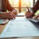 Bulletin de salaire et calculatrice sur un bureau en bois